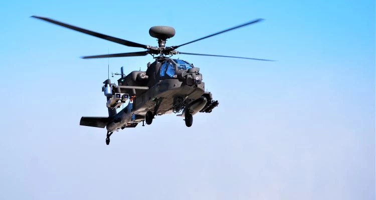 ΗΠΑ: Βολή επίδειξης του Spike πάνω από νερό με Apache AH-64E
